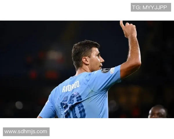 足球球星飞身极限救球震撼瞬间展现永不放弃拼搏精神